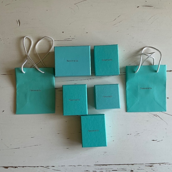 5 Tiffany gift boxes + 2 small gift bags - Picture 1 of 6